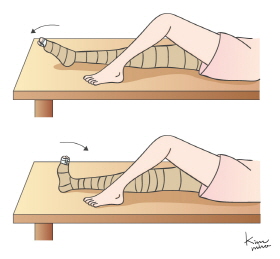 발목 구부리기 운동법 - 발목 구부리기는 바닥에 누워 발목에 힘을 주어 몸 쪽으로 당겨서 5~10초 정도 유지시켜줍니다. 다시 발목을 아래 방향으로 당겨서 5~10초 정도 유지시켜줍니다.