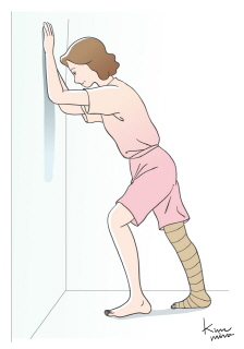 종아리 스트레칭 시키기 운동법 - 종아리 스트레칭시키기는 벽을 잡고 기댄 상태에서 한 쪽 다리를 뒤로 놓고 몸을 앞으로 기울여 종아리를 늘려줍니다. 늘어나는 느낌이 든 상태에서 10~15초 정도 유지해 줍니다.
