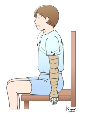 어깨 스트레칭 방법 - 어깨돌리기는 몸을 의자에 기대지 않은 채 바로 앉아 팔은 몸통과 일직선이 되게 합니다. 몸통은 움직이지 않은 채 어깨를 좌우, 상하로 이동하여 천천히 원을 그리듯이 돌려줍니다.