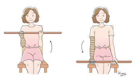 팔꿈치 구부리기 운동 - 팔꿈치 구부리기는 의자에 바로 앉아 막대를 양손으로 잡은 후 팔꿈치를 구부리고 펴주는 동작을 천천히 반복해 줍니다.